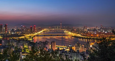 Shutterstock : A shot of the Seoul skyline at night